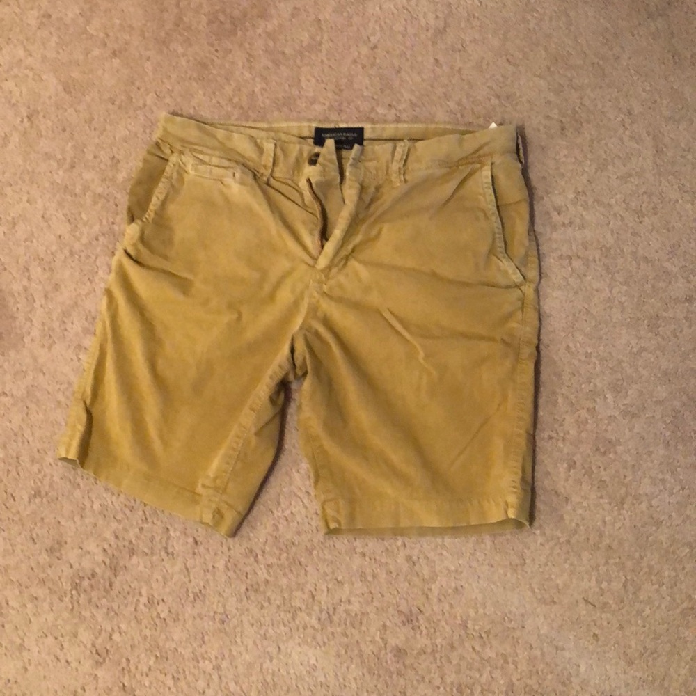 Men’s khaki American Eagle shorts